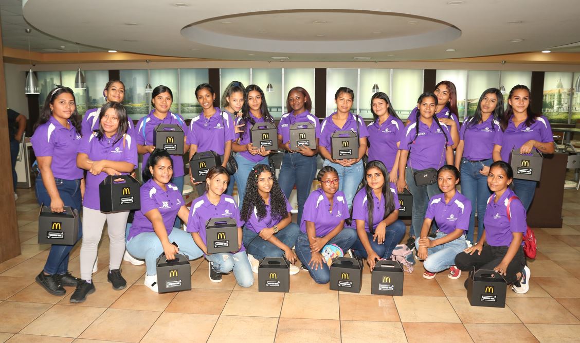 Chicas de Voces Vitales visita el Centro de Entrenamiento Simulado de McDonalds