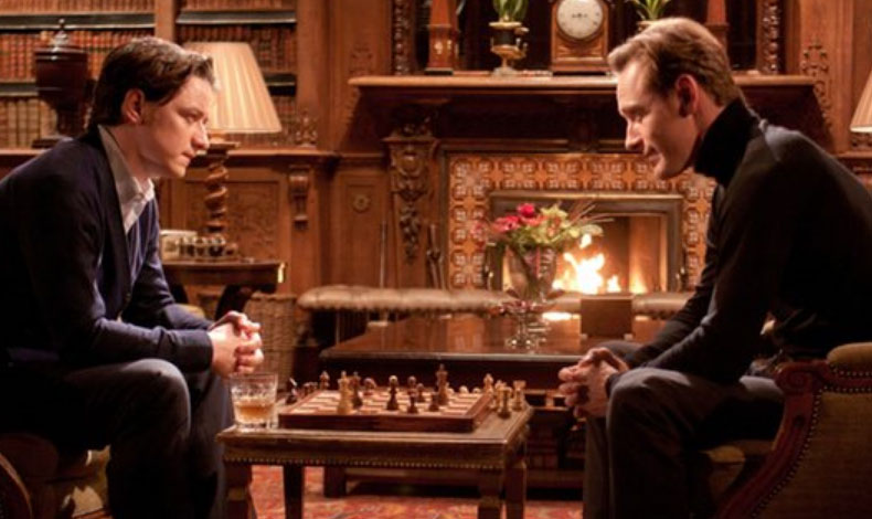 Magneto y el Profesor X charlan mientras juegan ajedrez