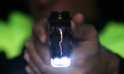 Polic�as de Panam� reciben descarga el�ctrica de taser para que conozcan sus efectos