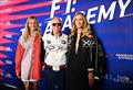 La Familia Tommy combina estilo y velocidad con una avance de su coleccin APXGP de TOMMY HILFIGER