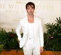 Patrick Schwarzenegger toma el centro del escenario en Tommy Hilfiger en el evento final de la temporada 3 de the White Lotus en California