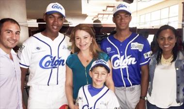 /deportes/empresa-aes-dice-presente-y-se-vuelve-sponsor-de-equipo-juvenil-y-mayor-de-beisbol-de-colon/30452.html