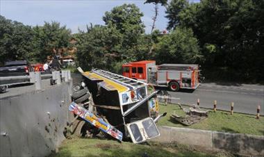 /vidasocial/siete-heridos-en-vuelco-de-bus-diablo-rojo-/65004.html