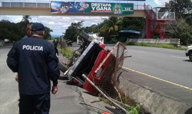 /vidasocial/accidente-de-transito-en-la-chiriqui-camioneta-4x4-casi-se-voltea/50483.html