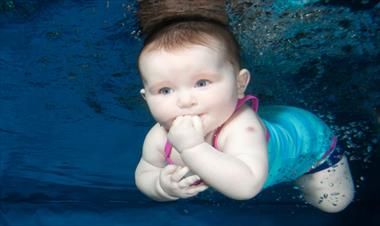 /vidasocial/-cierto-o-falso-los-bebes-recien-nacidos-saben-nadar-/68487.html