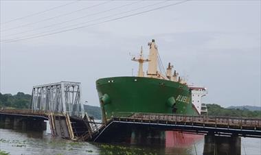 /vidasocial/barco-golpea-y-derriba-el-puente-de-gamboa/90760.html