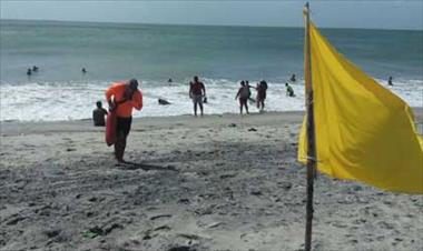 /vidasocial/colocaron-bandera-amarilla-en-varias-playas-por-fuerte-oleaje-y-lluvia/48198.html