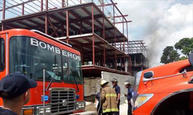 /vidasocial/los-bomberos-liberaron-con-exito-a-hombre-atrapado-en-su-vehiculo/52950.html