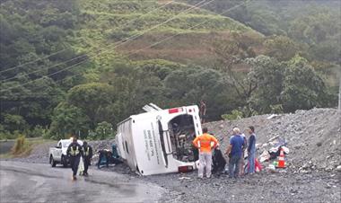 /vidasocial/25-personas-resultaron-heridas-en-volcamiento-de-bus-en-colon/69657.html