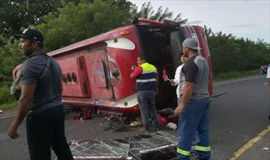 /vidasocial/bus-que-recogio-pasajeros-fuera-de-ruta-termino-volcado/67146.html