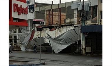 /vidasocial/a-causa-de-un-choque-cae-marquesina-de-tienda-en-santiago/56298.html