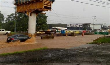 /vidasocial/una-fuerte-lluvia-hoy-al-mediodia-inundo-algunas-calles-importantes/52952.html