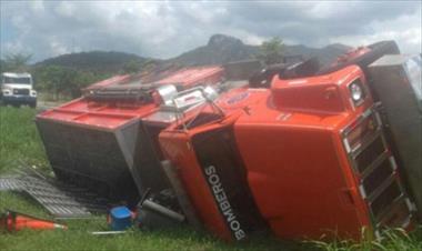 /vidasocial/un-camion-de-bomberos-se-volco-en-loma-campana/53259.html