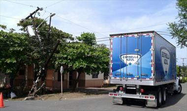 /vidasocial/camion-derribo-cables-de-luz-y-luego-de-12-horas-se-restablecio-el-suministro/52944.html