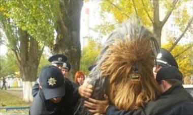 /vidasocial/chewbacca-es-arrestado-en-apoyo-a-la-campana-de-darth-vader/30030.html