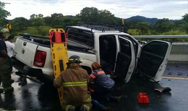 /vidasocial/luego-de-chocar-contra-camion-articulado-la-carga-les-cayo-encima/61202.html