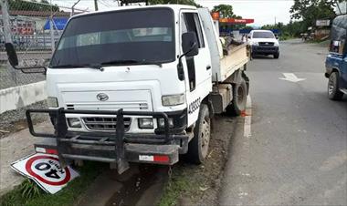/vidasocial/ciclista-queda-mal-herido-luego-de-chocar-contra-camion-que-transportada-materiales-de-construccion/60406.html