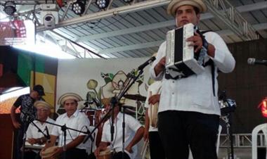 /vidasocial/hijo-de-amable-mabin-moreno-gano-un-concurso-de-acordeon/49516.html