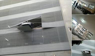 /vidasocial/conductor-casi-cae-de-un-segundo-piso-con-su-auto/53869.html