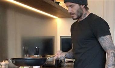 /vidasocial/david-beckham-muestra-sus-dotes-en-la-cocina/43520.html