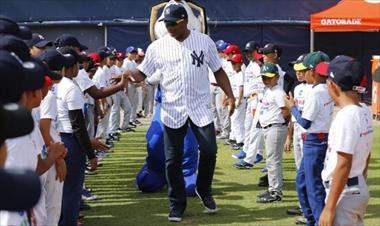 /deportes/-el-duque-hernandez-es-recibido-como-un-heroe-en-el-rod-carew/73882.html