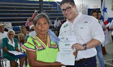 /vidasocial/hacen-acto-de-entrega-de-titulos-de-tierra-a-habitantes-de-la-provincia-de-chiriqui/57608.html