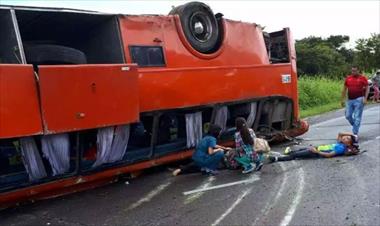 /vidasocial/fuerte-choque-de-bus-deja-30-personas-heridas/66419.html