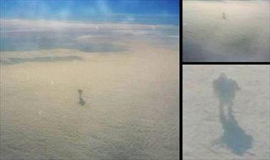 /vidasocial/es-fotografiado-un-gigante-caminando-encima-de-las-nubes/30795.html