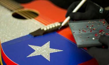 /vidasocial/guitarra-de-carlos-vives-sera-subastada-para-ayudar-a-chile/45227.html