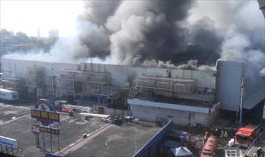 /vidasocial/cuerpo-de-bomberos-controla-fuerte-incendio-en-el-fuerte-/30527.html