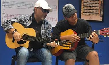 /vidasocial/ganador-de-canta-conmigo-2013-practica-guitarra-con-omar-alfanno/52814.html