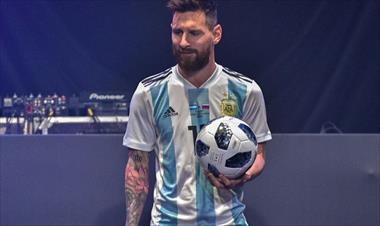 /deportes/lionel-messi-presenta-el-nuevo-telstar-18-el-balon-oficial-de-rusia-2018/69219.html