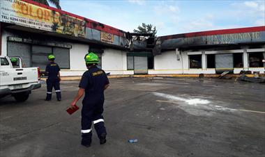 /vidasocial/realizan-inspeccion-para-determinar-causa-del-voraz-incendio/58277.html