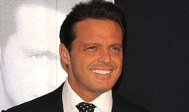 /vidasocial/luis-miguel-con-emocion-acompano-con-la-guitarra-a-un-joven-artista/56211.html