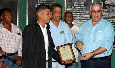 /deportes/marcos-rojas-recibe-reconocimiento-como-preparador/36430.html