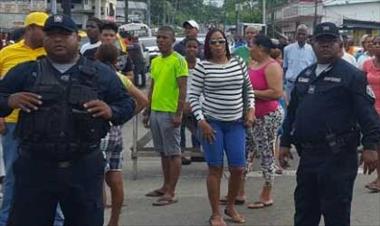 /vidasocial/manifestaron-y-trancaron-la-via-por-desborde-de-aguas-servidas-en-santa-rita/49950.html