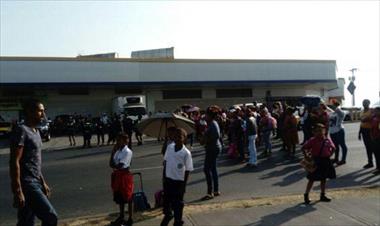 /vidasocial/protestan-en-centro-educativo-basico-general-de-la-siesta-por-excrementos-de-palomas/75021.html