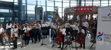 /vidasocial/orquesta-infantil-metropolitana-de-la-red-deleita-a-viajeros-en-el-aeropuerto-de-tocumen/93235.html