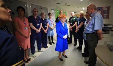 /vidasocial/la-reina-isabel-ii-hizo-una-visita-al-hospital-de-manchester/52338.html