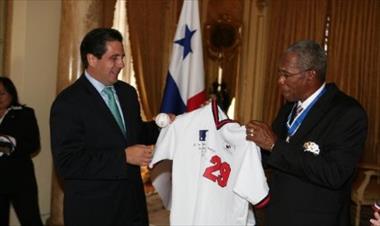 /deportes/rod-carew-juega-el-partido-de-su-vida-tras-infarto-y-necesita-transplante-de-corazon/30190.html