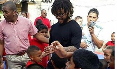 /deportes/roman-torres-llega-de-sorpresa-a-santa-ana-cargado-de-regalos/71465.html