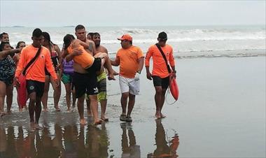 /vidasocial/agentes-de-la-ftc-salvan-la-vida-de-enfermera-en-playa-las-lajas/75453.html