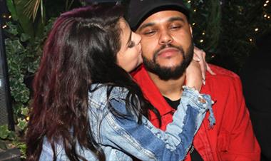 /vidasocial/selena-demuestra-amor-con-un-beso-a-the-weeknd/43892.html