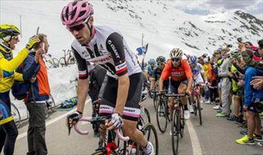 /deportes/un-fuerte-apreton-estomacal-hizo-que-dumoulin-perdiera-el-giro-a-italia/52203.html