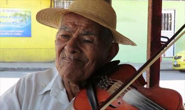 /vidasocial/por-primera-vez-recibe-un-reconocimiento-el-violinista-leovigildo-gonzalez/49631.html