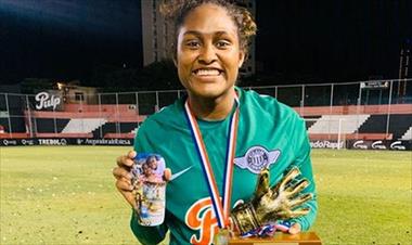 /deportes/la-panamena-yenith-bailey-es-guante-de-oro-y-campeona-con-su-equipo-en-paraguay/89508.html