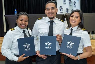 /vidasocial/la-academia-latinoamericana-de-aviacion-superior-alas-de-copa-airlines-que-graduo-a-40-jovenes-panamenos/92804.html