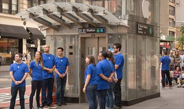 /zonadigital/mas-de-50-personas-hacen-cola-para-el-iphone-x-en-la-entrada-de-un-ascensor-disfrazado-de-apple-store/68460.html