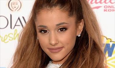 /vidasocial/la-reaccion-de-ariana-grande-cuando-un-fan-se-cuela-al-escenario/43782.html