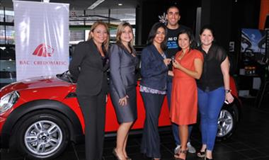 /vidasocial/bac-credomatic-hizo-entrega-de-unos-de-los-5-mini-cooper/12615.html